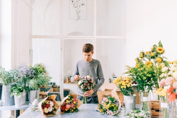 Náš florista Tom Vám připraví kytici na míru.