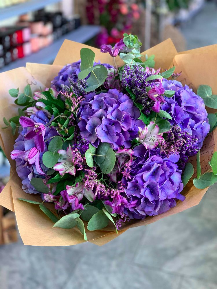 Kytice s hortenziemi ve fialových odstínech - Květinářství GALERIE Brno