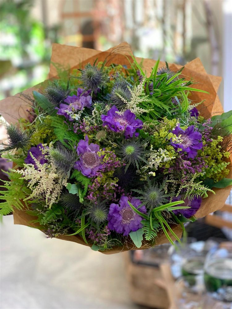 Lesní kytice ve fialových odstínech vhodná i pro muže - Květinářství GALERIE Brno