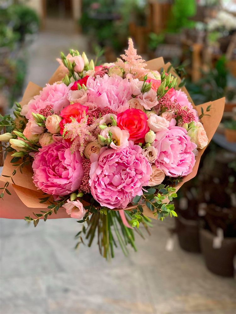 Příklad kytice na promoce v růžových odstínech s pivoňkami - Květinářství GALERIE Brno