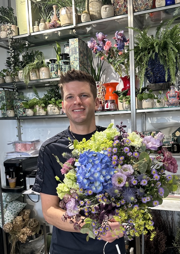 Tomáš Pawera - hlavní florista a manager našeho květinářství. Vymyslel a zrealizoval koncept Květinářství GALERIE, dle představ které si postupně vysníval v předchozích letech. Jako florista dokáže připravit krásné kytice pro každou příležitost. Užívá si každou možnost vytvořit tu nejbohatší plnou kytici. Stejně jako nejrůznější dekorace.